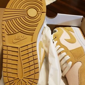 WMNS AIR JORDAN 1 LOW SE "Corduroy & Suede". Orange and Cream